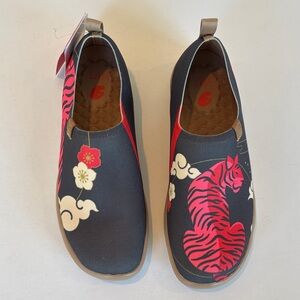 NWT UIN Tiger Slip On Loafer / Sneaker. Size 8
